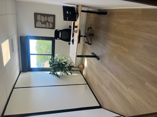 Bureau privé solo avec écran et vue extérieure