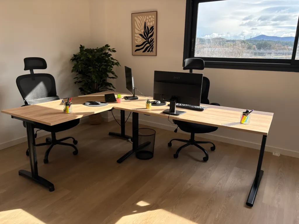 Bureau privé · bureau en L pour 2 postes avec vue extérieure