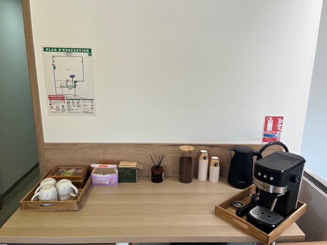 Coin café du matin avec machine espresso et théière