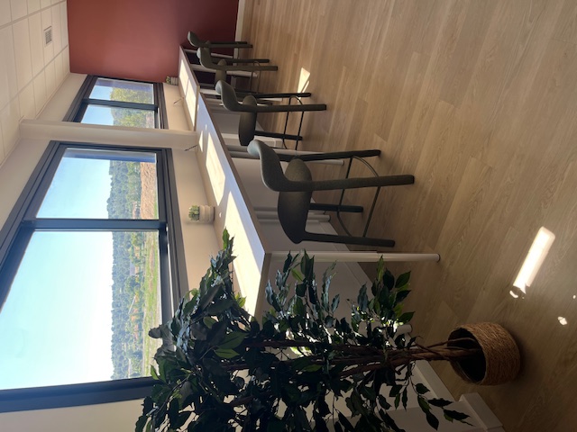 Espace de coworking lumineux avec vue sur les collines provençales